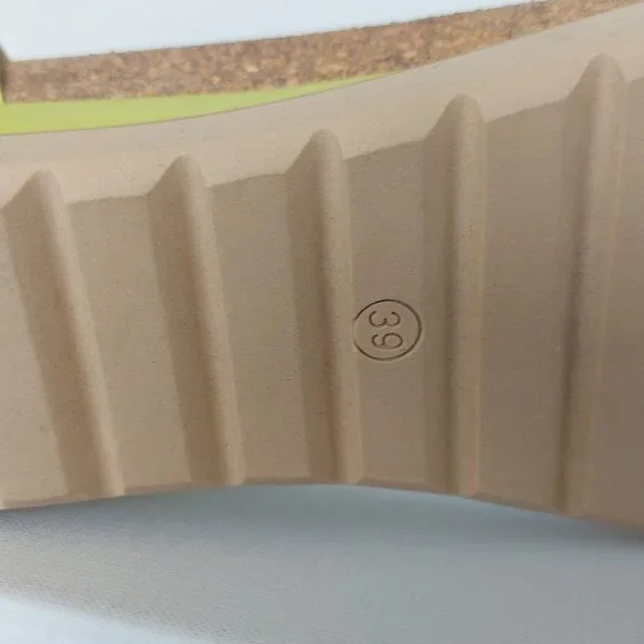 Mjus Pera Leather Wedge Sandal with Gold Ankle Chain - Size 39 (US 8.5) - Picture 9 of 9